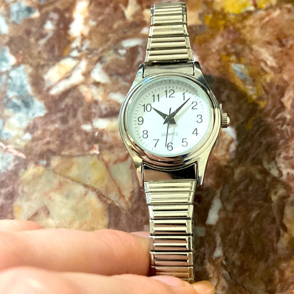 New Silver-Colored Expandable Quartz Watch, Battery Operated